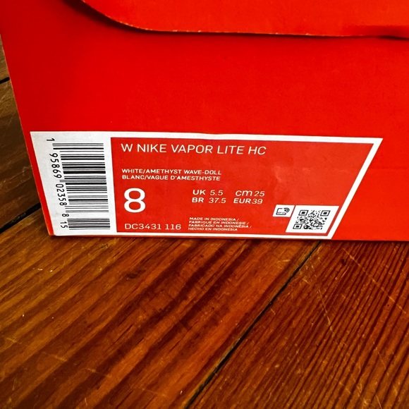 Brand new Nike tennis shoes - Picture 3 of 4